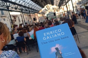 Pubblico alla presentazione del libro "Una vita non basta" di Enrico Galiano, Garzanti 2024