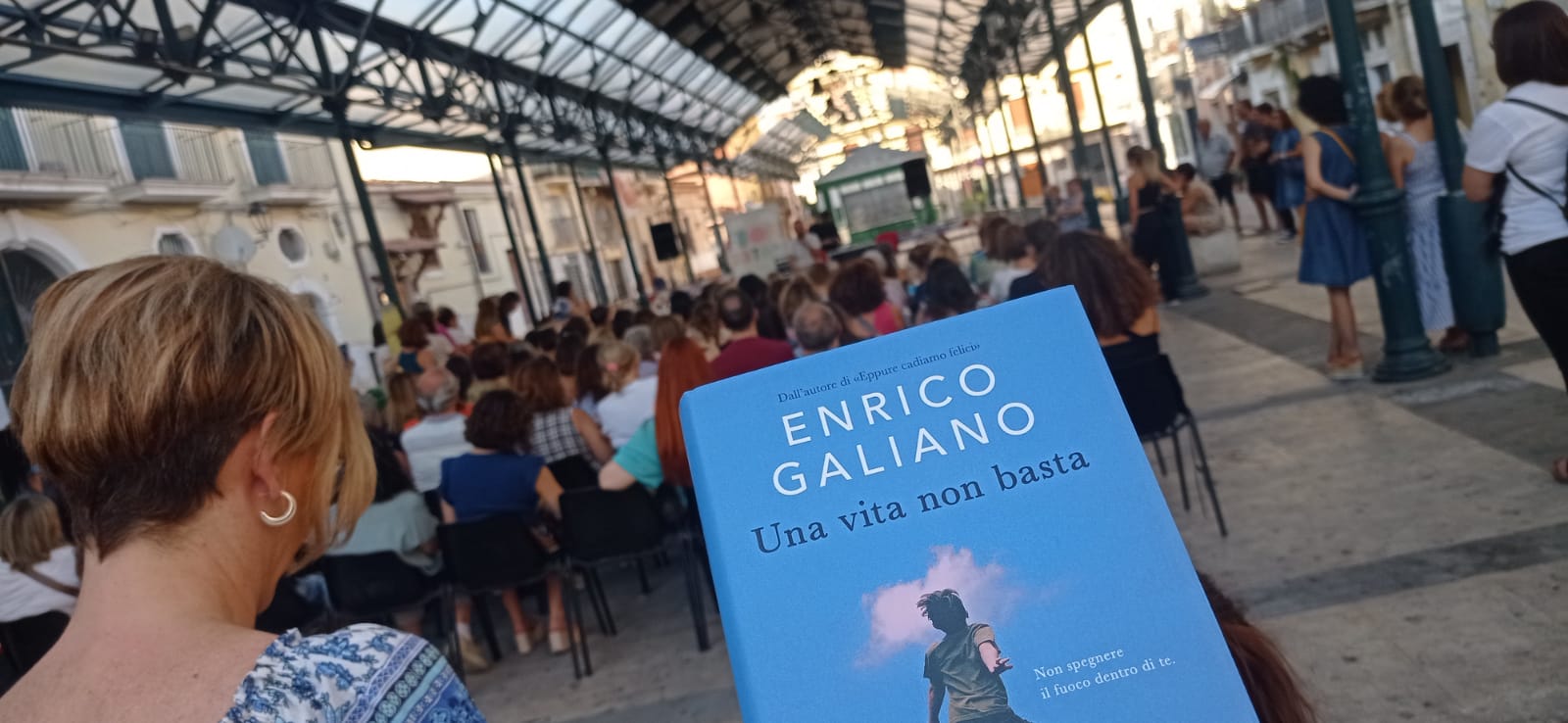 Pubblico alla presentazione del libro "Una vita non basta" di Enrico Galiano, Garzanti 2024